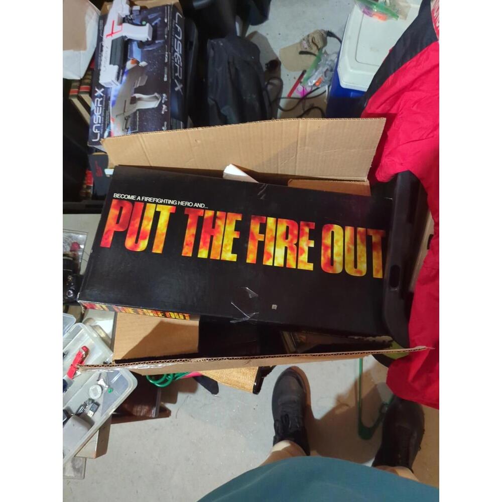 1994 BOARD GAME-"BECOME A FIREFIGHTINGHERO AND PUT OUT THE FIRE" GCM GAMES
